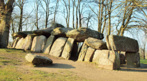 Info La Roche aux fées, un géant du néolithique: Manon PATEUX